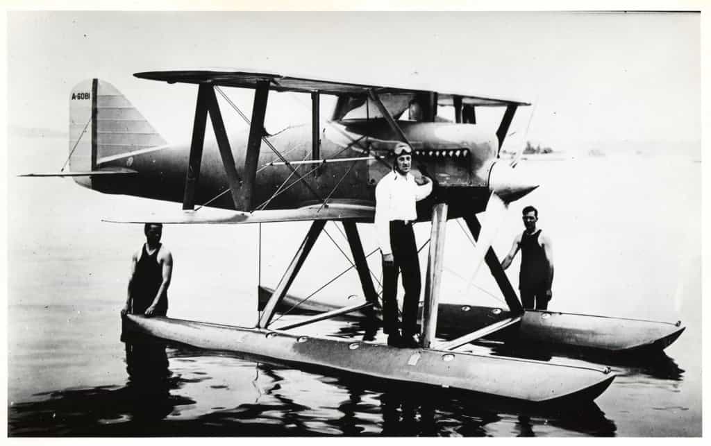 Победитель гонок 1923 г. в Коузе лейтенант американской авиации Дэвид Риттенхауз стоит на поплавке своего самолета Кертисс